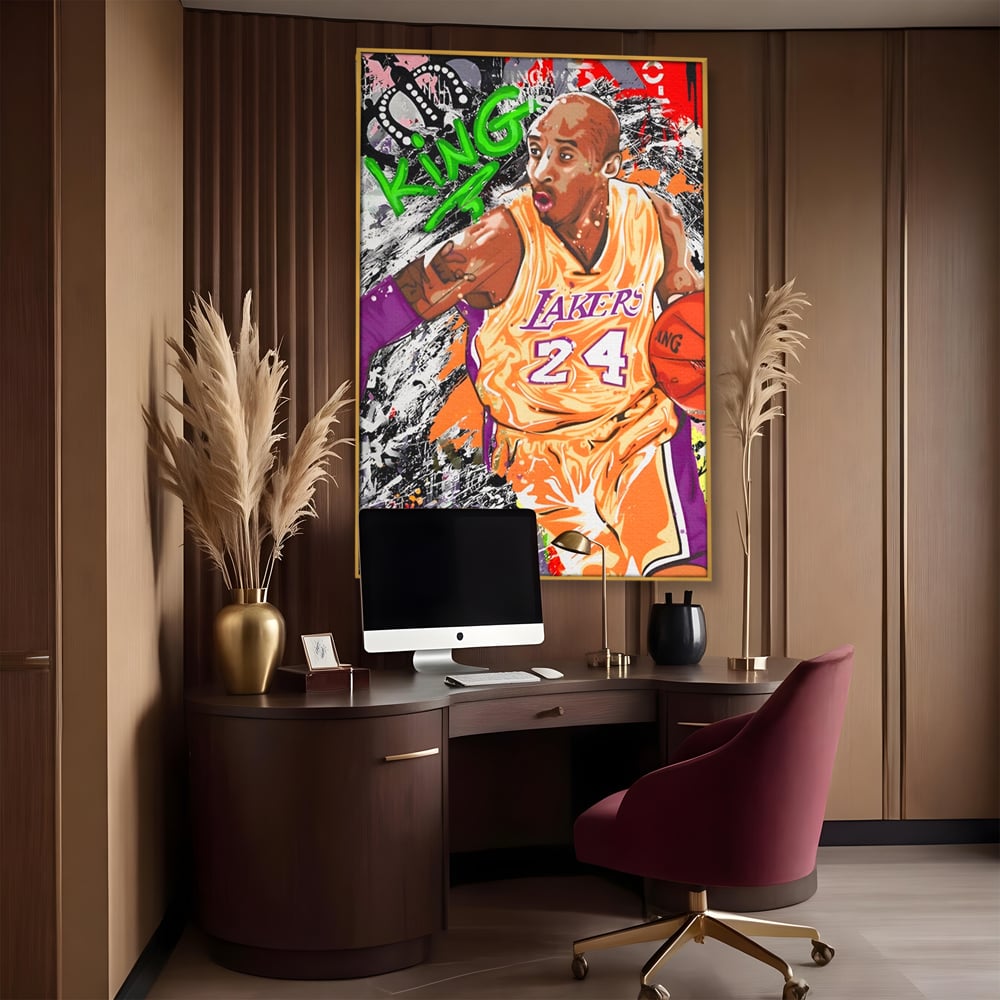 Tablou canvas cu tablou canvas cu jucator de baschet, in rama de aluminiu auriu, pe perete intr-un birou